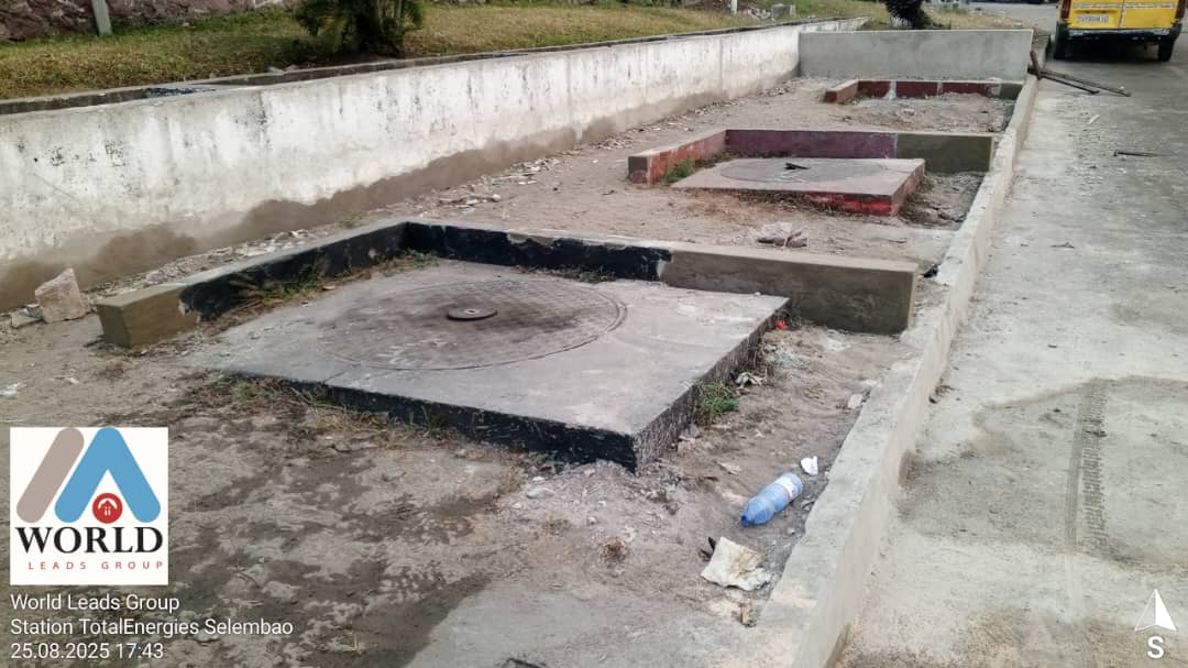 Après les travaux - Station-service Selembao: Démolition des murets et bordures endommagés et construction des murets et pose des bordures